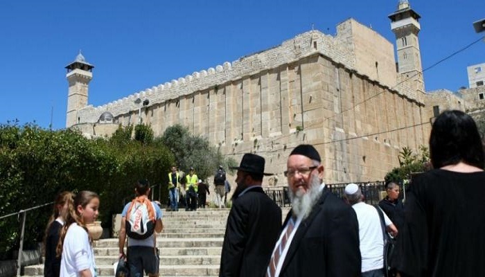 المفتي يدين تدنيس المستوطنين للمسجد الإبراهيمي ورفع علم إسرائيل في 