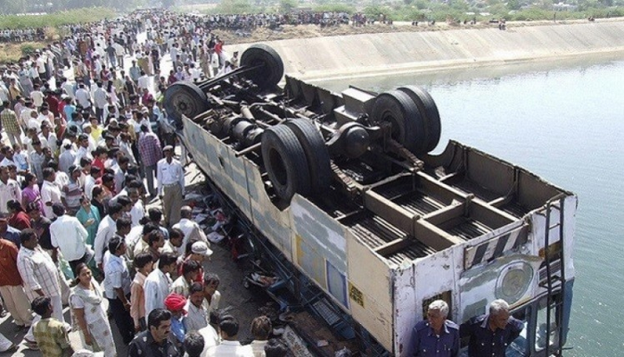 مصرع 25 شخصا في حادث سقوط حافلة في واد في الهند