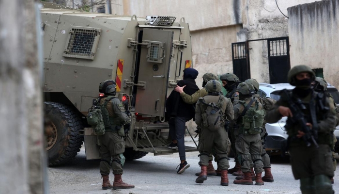 قوات الاحتلال تقتحم منزل منفذ عملية 