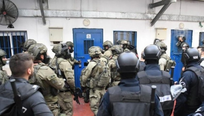 قوات القمع تقتحم قسم الأسرى في سجن 