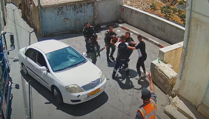 فيديو يوثق اعتداء القوات الإسرائيلية على شاب فلسطيني
