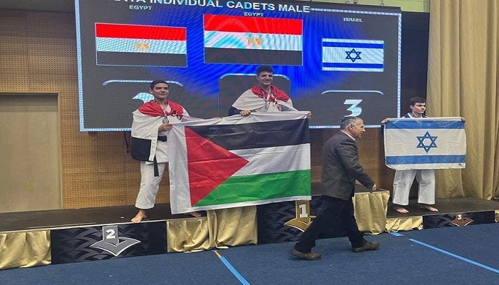 لاعبا منتخب مصر للكاراتيه يرفعان علم فلسطين في مواجهة لاعب إسرائيلي