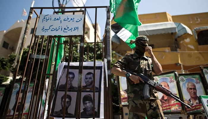 حماس تتعهد بصفقات لتحرير الأسرى وتحذّر من أي اعتداء

