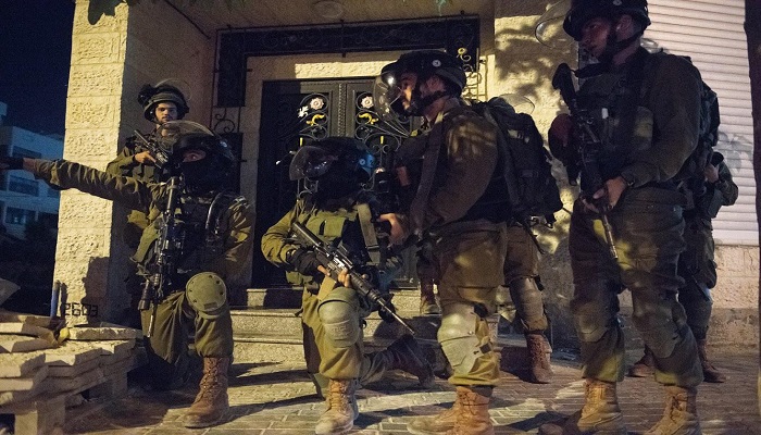 كان العبرية: جنود إسرائيليون يلقون عبوة متفجرة على منزل فلسطيني في بيت لحم

