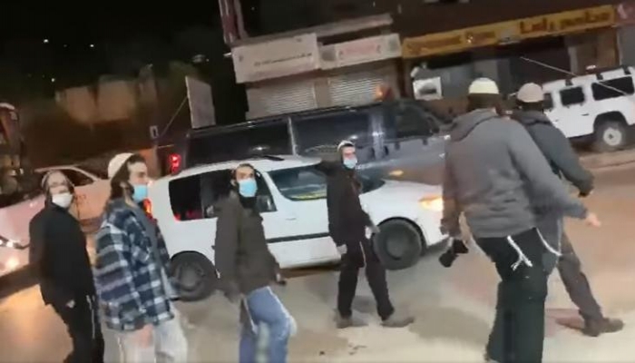 مستوطنون يعتدون على