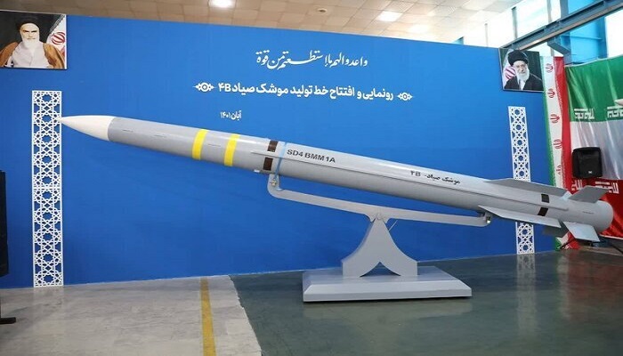 إيران تزيح الستار عن منظومة دفاع صاروخي وصاروخ 