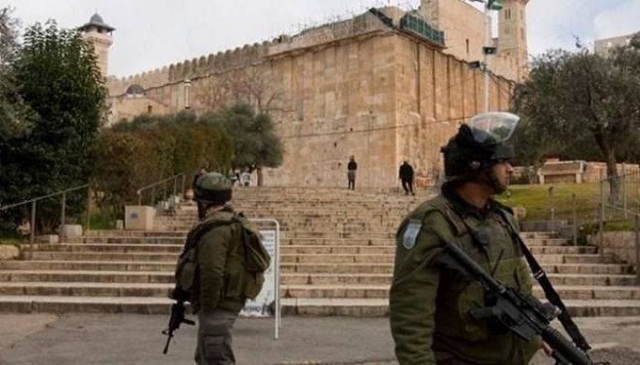 جنود الاحتلال يقتحمون الحرم الإبراهيمي الشريف
