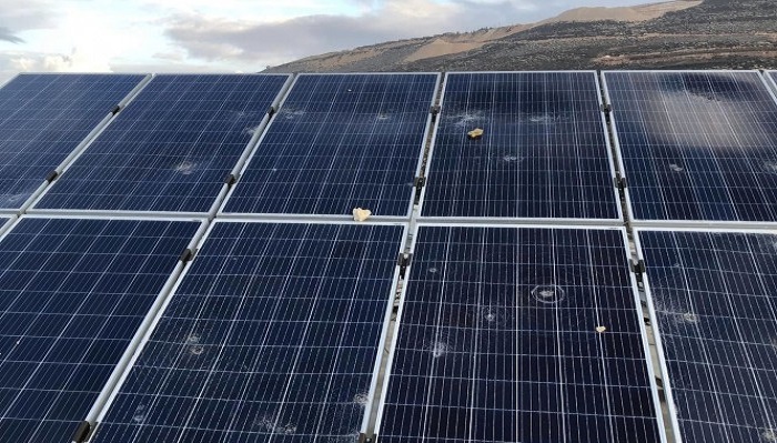 مستوطنون يحطمون الخلايا الشمسية في مدرسة عوريف الثانونية
