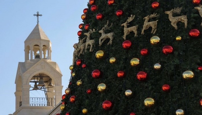 الكنائس المسيحية التي تسير حسب التقويم الغربي تحتفل بعيد الميلاد المجيد