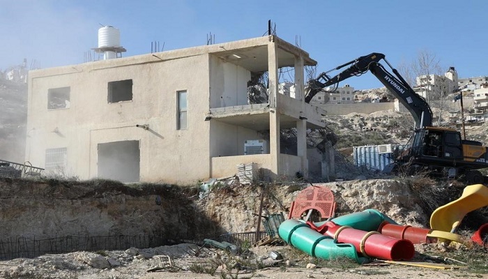 الاحتلال يجبر عائلتين على هدم منزلهما ذاتيا في صور باهر
