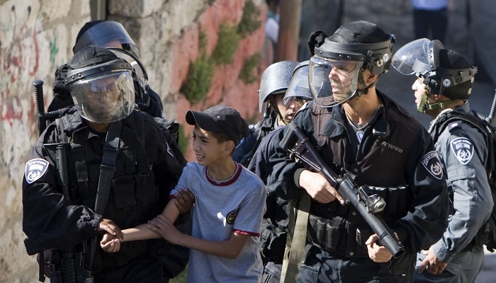 عضو كونغرس تتهم اسرائيل بوضع الاطفال الفلسطينيين المعتقلين في أقفاص
