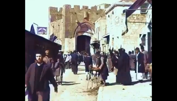 القدس عام 1897.. مقطع ملون يظهر الحياة في باب الخليل (فيديو)
