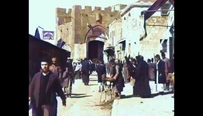 القدس عام 1897.. مقطع ملون يظهر الحياة في باب الخليل (فيديو)
