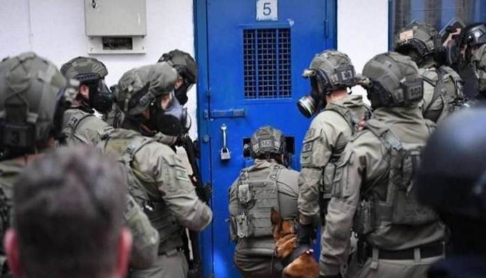 قوات القمع تقتحم سجن عوفر وتعتدي على الأسرى 
