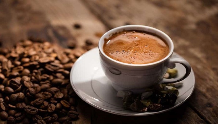 كم فنجان قهوة ينبغي أن تشرب في اليوم لتجنب آثارها السلبية؟
