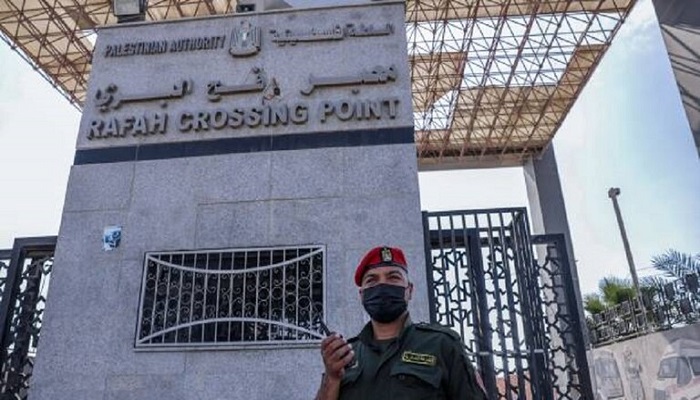 السلطات المصرية تغلق معبر رفح البري حتى يوم الأحد
