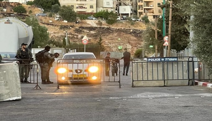 الاحتلال يغلق مدخل بلدة حزما الرئيسي ويستولي على تسجيلات كاميرات
