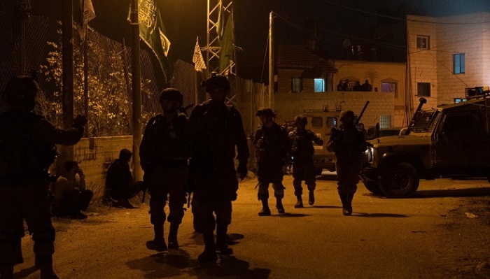 تخللتها اشتباكات مسلحة.. حملة اعتقالات طالت 14 فلسطينيا الليلة الماضية بينهم أسرى محررون

