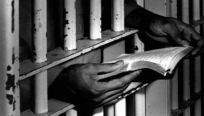 أدب السجون.. باب آخر للمقاومة من وراء القضبان

