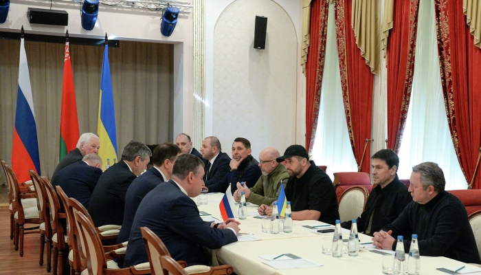 روسيا وأوكرانيا تتفقان على إقامة ممرات إنسانية لإجلاء المدنيين
