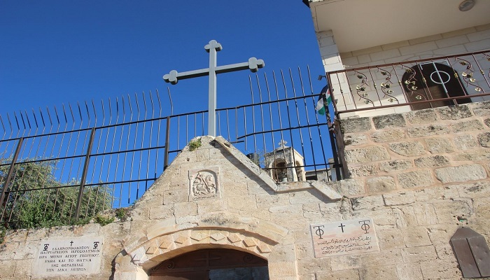 مستوطنان يهاجمان كنيسة في القدس
