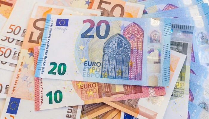 للمرة الأولى منذ 2020.. اليورو يتراجع أمام الدولار
