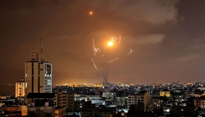 جيش الاحتلال يستهدف موقعا في غزة.. الفصائل تطلق صواريخ أرض جو

