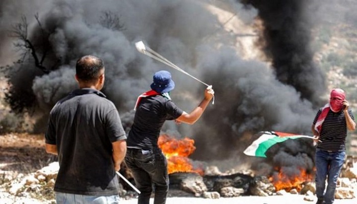 عشرات حالات الاختناق خلال مواجهات مع الاحتلال في بلدة بيتا
