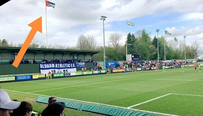 فريق كرة قدم إنجليزي يرفع علم فلسطين ورئيسة يرفض تجاهل الاحتلال الإسرائيلي 