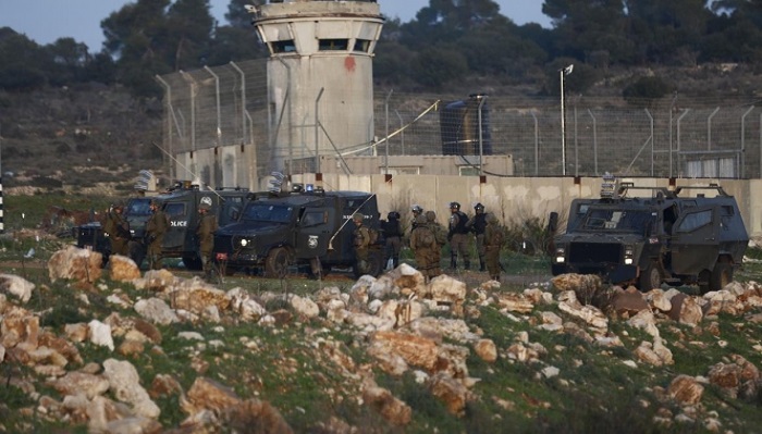 الاحتلال يقمع العمال الفلسطينيين عند فتحات الجدار
