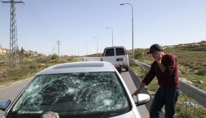 مستوطنون يهاجمون مركبات المواطنين غرب الخليل