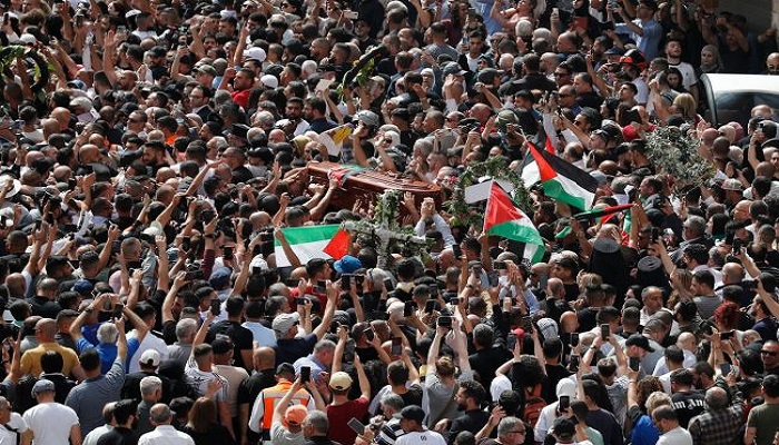 عشرات الألاف يشيعون جثمان الشهيدة شيرين أبو عاقلة في القدس المحتلة
