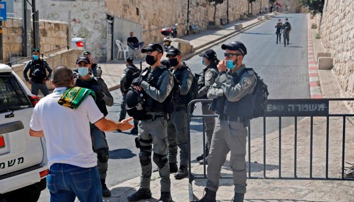 إبعاد أحد المستوطنين.. ارتباك إسرائيلي بعد السماح للمستوطنين بالصلاة في الأقصى

