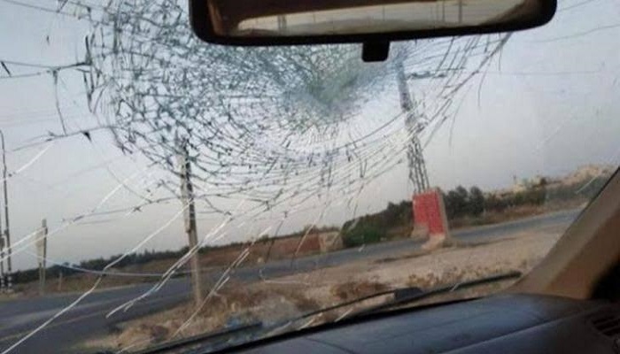مستوطنون يهاجمون مركبات المواطنين جنوب بيت لحم
