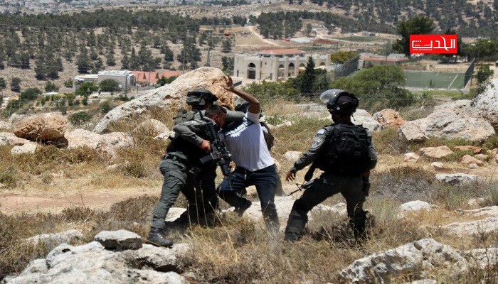 (فيديو) فلسطيني يتبادل اللكمات مع مجموعة من جنود الاحتلال في الخليل قبل اعتقاله

