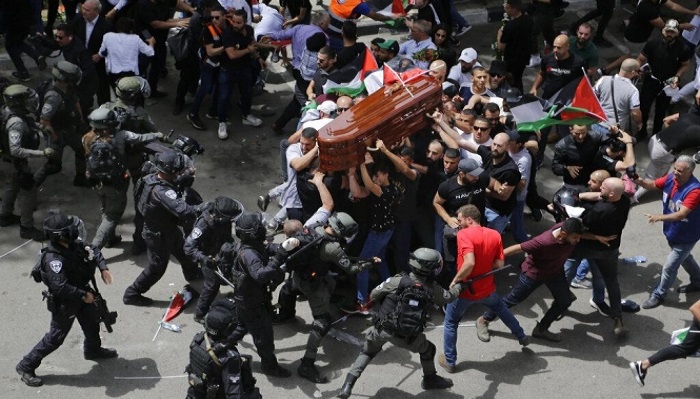 شرطة الاحتلال ترفض معاقبة عناصرها التي اعتدت على جنازة أبو عاقلة 

