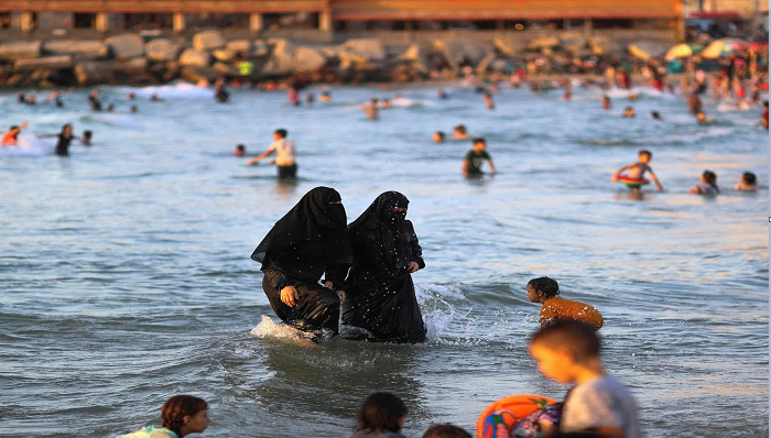 لأول مرة منذ سنوات.. سكان غزة يتمتعون بمياه البحر النظيفة