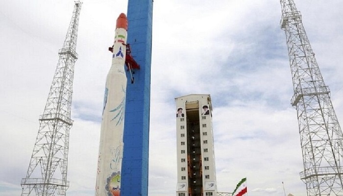 طهران تطلق صاروخا قادرا على حمل أقمار صناعية بعد يوم من الاتفاق على استئناف المحادثات النووية
