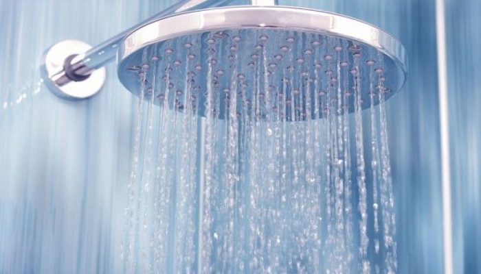 طبيب: الاستحمام بالماء البارد قد يؤدي إلى تسمم قوي
