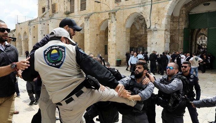 الاحتلال يعتقل حارسين بالأقصى عقب الاعتداء عليهما
