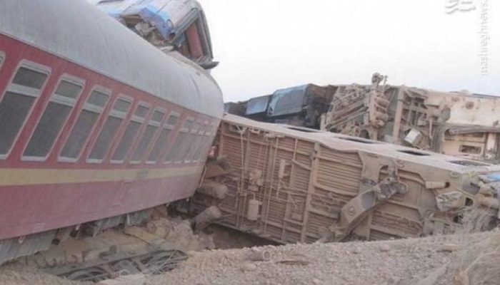 مصرع 10 أشخاص جراء خروج قطار عن سكته وسط إيران
