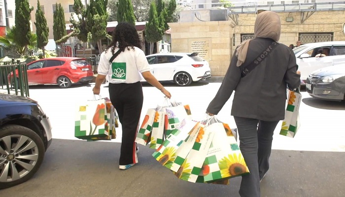 بنك القاهرة عمان يوزع هدايا العيد على أطفال مراكز الإيواء والمستشفيات بالضفة الغربية
