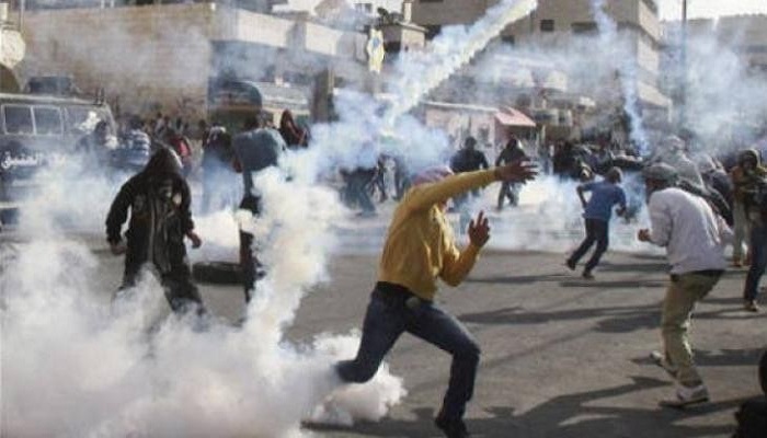 إصابة شاب بالرصاص الحي والعشرات بالاختناق خلال مواجهات مع الاحتلال في جبع