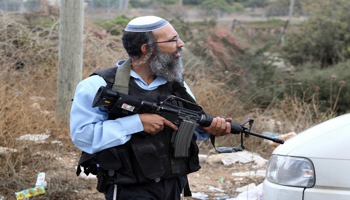 ضابط في شرطة الاحتلال: نشجع المستوطنين على حمل السلاح

