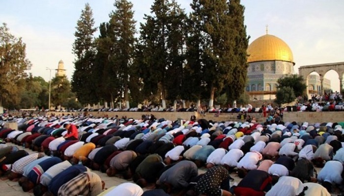 50 ألفا يؤدون صلاة