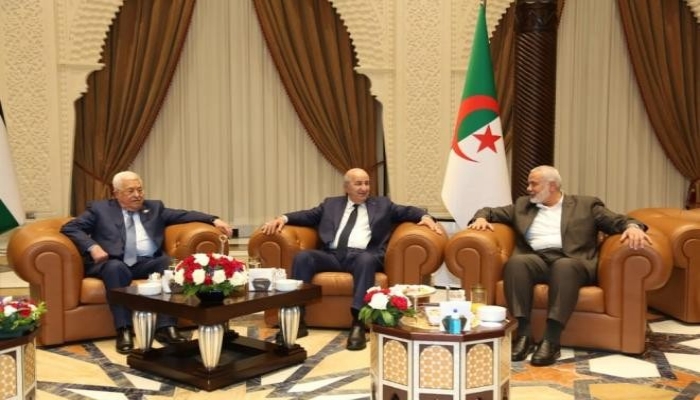 الرئيس تبون يجمع الرئيس عباس وهنية في لقاء تاريخي