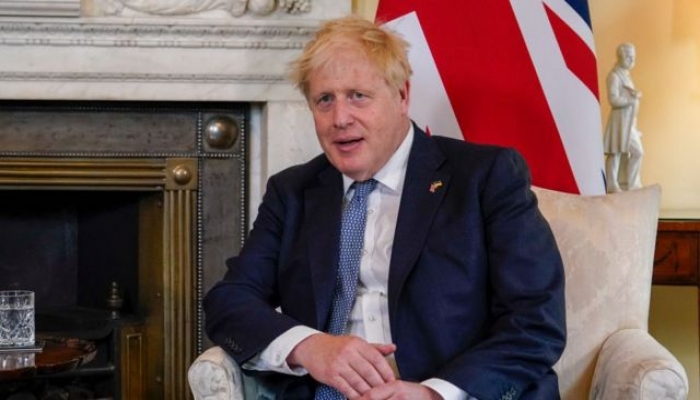 رئيس وزراء بريطانيا يتعهد بالبقاء في منصبه رغم موجة استقالات في الحكومة