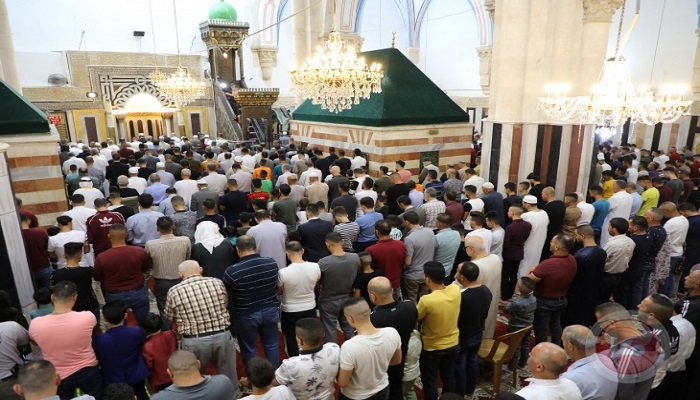 الآلاف يؤدون صلاة عيد الأضحى في الحرم الإبراهيمي
