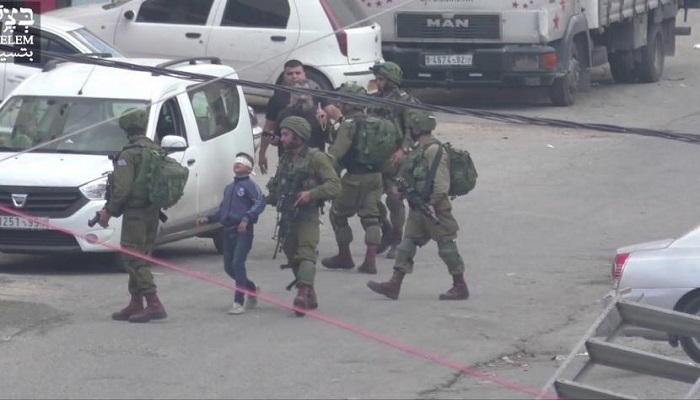 يوم العيد.. الاحتلال يحتجز فتى ويستجوبه في مدينة الخليل
