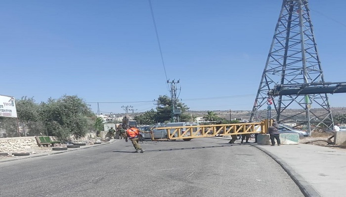 الاحتلال ينصب بوابة حديدية على مدخل حوسان الغربي في بيت لحم 
